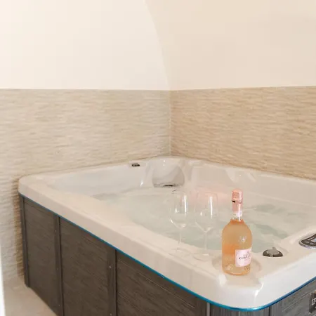 Bed & Breakfast Aca Luxury With Jacuzzi Adelfia