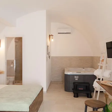 Aca Luxury With Jacuzzi Bed & Breakfast *
